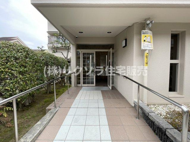 香里ヶ丘グランドハイツのキッチン|システムキッチン　3口コンロ
■物件内覧・資金計画相談・住宅ローン相談、リフォーム相談、お問合せ受付中■
※当日・翌日のご内覧、ご相談はお電話でのお問合せがスムーズです！