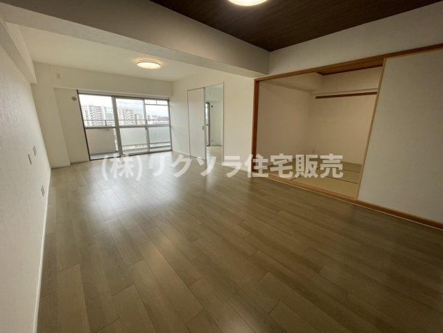 香里ヶ丘グランドハイツの居間・リビング|LDK17.1帖　リフォーム済み
■物件内覧・資金計画相談・住宅ローン相談、リフォーム相談、お問合せ受付中■
※当日・翌日のご内覧、ご相談はお電話でのお問合せがスムーズです！