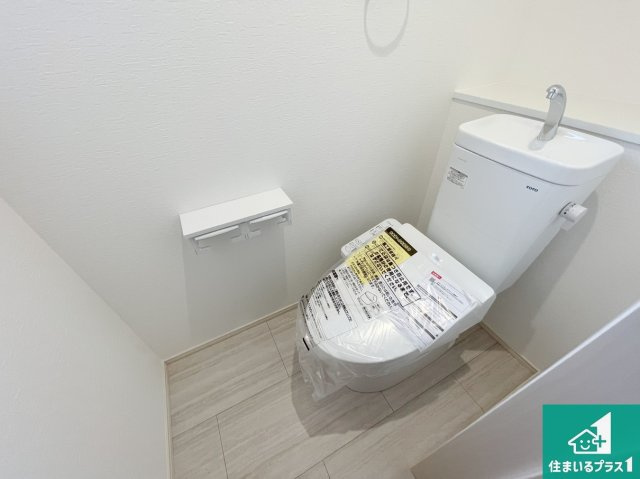 明石市大久保町山手台　第12期　新築一戸建てのトイレ|1・2階の2ヶ所にあるので、朝の忙しい時間の順番待ちもなく、深夜の利用にも大変便利です。