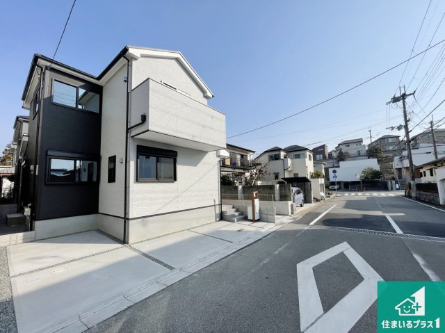 明石市大久保町山手台　第12期　新築一戸建ての前面道路含む現地写真|周辺は閑静な住宅街！前面道路広々で車の出し入れも便利です。駐車が苦手な方でも安心して車庫入れできます！