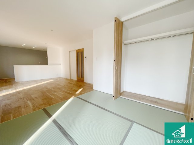 明石市大久保町山手台　第12期　新築一戸建ての居間・リビング|日当たり良好の明るいリビングで朝の目覚めもスッキリできそう！対面キッチンでご家族のコミュニケーションも自然と増える設計！小さなお子様が遊ぶスペースを作っても広々とくつろげるLDK！