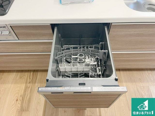 明石市大久保町山手台　第12期　新築一戸建ての設備|食事後の一仕事、食器洗いをボタン一つでお任せできちゃいます！場所を取らないビルトイン式なので、お料理スペースもしっかり確保！