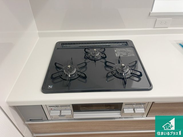 明石市大久保町山手台　第12期　新築一戸建ての設備|ダブル高火力Ｓｉセンサー付きコンロ！３口あるので、まとめて料理をする時も大活躍！