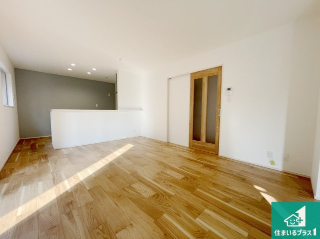 明石市大久保町山手台　第12期　新築一戸建ての居間・リビング|シンプルなリビングは、観葉植物等のインテリアを楽しめますね！パパ好みにも、ママ好みにも家具次第で雰囲気を変えることができます！