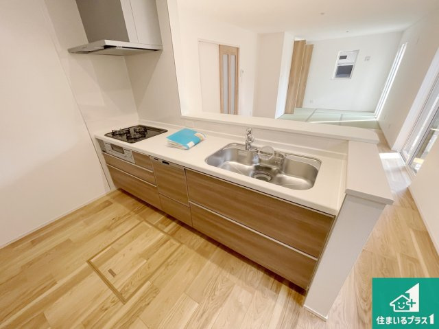 明石市大久保町山手台　第12期　新築一戸建てのキッチン|明るいリビングで朝の目覚めもスッキリできそう！対面キッチンでご家族のコミュニケーションも自然と増える設計！小さなお子様が遊ぶスペースを作っても広々とくつろげるLDK！