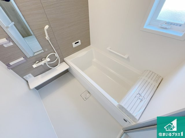 明石市大久保町山手台　第12期　新築一戸建ての浴室|足をゆったり伸ばして寛げる浴槽です。窓が設けられていますので差し込む光が明るく穏やかな雰囲気にしてくれます♪浴室乾燥機も設置しているので、雨の日の洗濯物も安心です♪