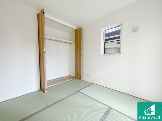 明石市大久保町山手台　第12期　新築一戸建ての和室|LDKの横に配置された畳コーナー。お子様の遊び場や客間、食後のくつろぎスペースにも利用できる便利な空間です。リビングと合わせることで家族が集まる団欒スペースとして使えます。