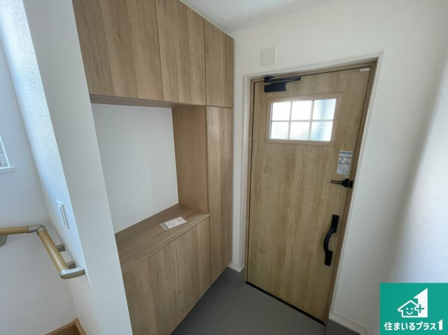 明石市大久保町山手台　第12期　新築一戸建ての玄関|シューズボックスにはたくさんの靴が収納できるので玄関周りはいつもスッキリ！ご家族が増えても安心！