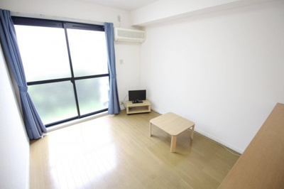 【居間・リビング】 | レオパレスシャルマンⅡ | メゾネット1Fはフローリング仕様（家具・家電有り）