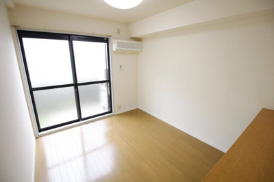 【居間・リビング】 | レオパレスシャルマンⅡ | メゾネット1Fはフローリング仕様（家具・家電無し）