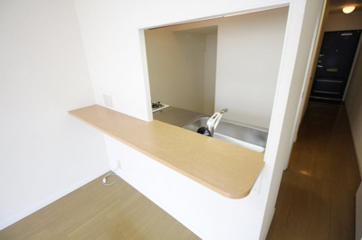 【キッチン】 | レオパレスシャルマンⅡ | 配膳が楽になるカウンター付きキッチン！