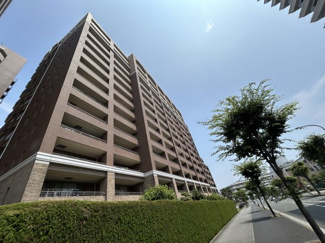 【外観】 | F館は、地震の振動を建物に直接伝えないLRB免震構造採用。南東向きにつき明るい日差しも入ってきます。