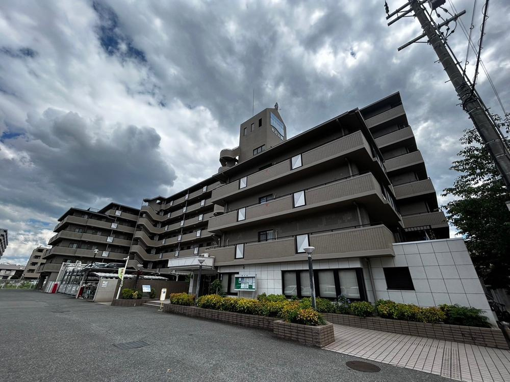 アンビエント枚方公園の外観|新しい生活にいかがでしょうか？外観はお住まいの顔になります。こだわりたいポイントですね。水回りリフォームやリノベーションも承ってます。
■現地見学・資金計画相談・住宅ローン相談もお問合せ受付中■