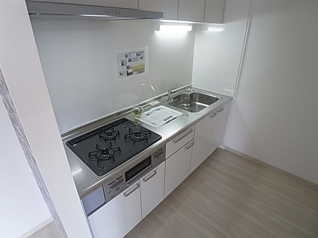 神戸市須磨区行幸町１丁目の賃貸マンションのキッチン|システムキッチン（ガス3口）