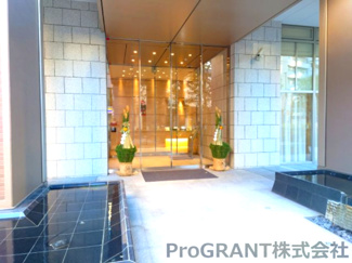 【エントランス】 | 清潔感のあるエントランス