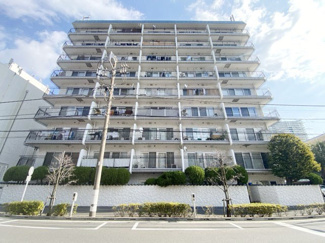 【外観】 | 青空によく映える建物です。手入れの行き届いた外壁やマンション正面エントランスなど、綺麗な姿をぜひ一度、現地にてご覧ください。～即日のご見学可能～　お問合せはお気軽にどうぞ。