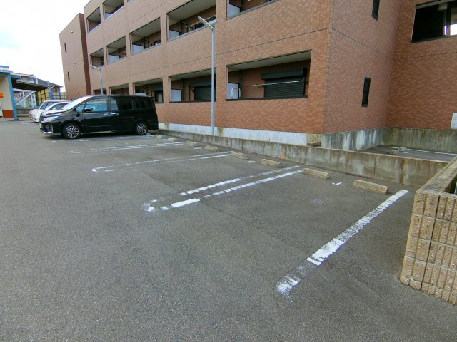 メルベーユフジワラIIの駐車場