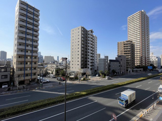 【展望】 | 眼前に広がる空の雄大さと、このお部屋の自慢の一つである「眺望」をご覧ください。毎日、この景色を独り占めできる新生活に夢が広がります。～即日のご見学可能～　お問合せはお気軽にどうぞ。
