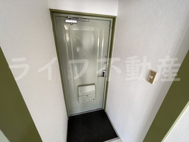 ラ・メゾン中小阪の玄関|収納もある玄関です