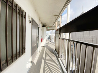 【その他共用部分】 | マンションの共用廊下です。きれいに清掃されています。周囲のお部屋の様子も、ぜひ伺ってみてください。～即日のご見学可能～　お問合せはお気軽にどうぞ。