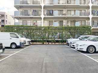 【駐車場】 | マンションの駐車場スペース。空きの有無や駐車料金、サイズ規定などについては、改めてお問い合わせください。～即日のご見学可能～　お問合せはお気軽にどうぞ。