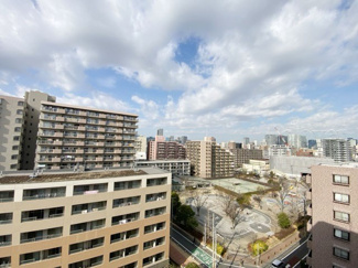 【展望】 | 眼前に広がる空の雄大さと、このお部屋の自慢の一つである「眺望」をご覧ください。毎日、この景色を独り占めできる新生活に夢が広がります。～即日のご見学可能～　お問合せはお気軽にどうぞ。
