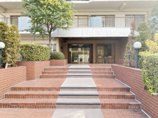 【エントランス】 | マンションの正面エントランス。出入りする人間を癒してくれるマンション入り口であり、その建物の「顔」でもあります。～即日のご見学可能～　お問合せはお気軽にどうぞ。