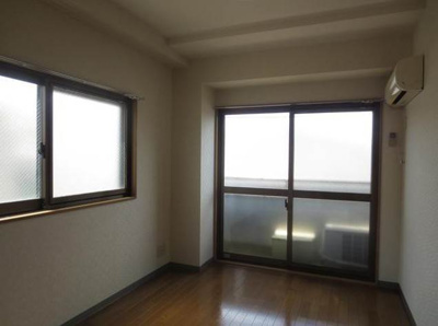 【居間・リビング】 | ルラシオン三宿 | ☆角部屋・２面採光で明るいお部屋です♪
※別仕様参照