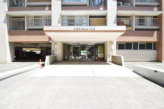 【エントランス】 | お客様を、そして住人を出迎えてくれるマンションのエントランス。ゴミが落ちていないことからも、管理状態の良さや住民の節度の高さが見て取れます。～即日のご見学可能～　お問合せはお気軽にどうぞ。
