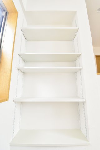 富士見市鶴瀬東２丁目の中古一戸建の収納|階段にある壁面収納はディスプレイも楽しめます。