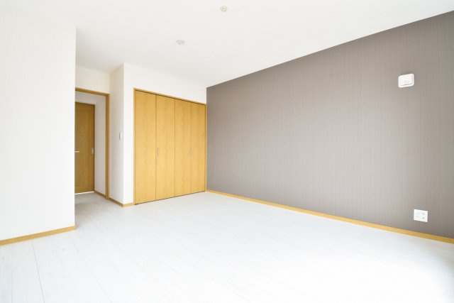 富士見市鶴瀬東２丁目の中古一戸建の洋室|3階9.1帖の洋室です。
アクセントクロスがお洒落な空間です。