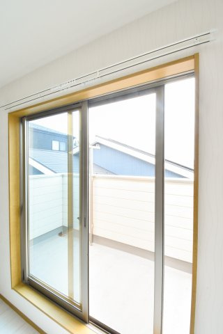 富士見市鶴瀬東２丁目の中古一戸建の内装|網戸・カーテンレール付きで初期費用を抑えられます。