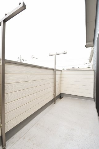富士見市鶴瀬東２丁目の中古一戸建のバルコニー|3階バルコニーにはお洗濯ものをたっぷり干すことができます。