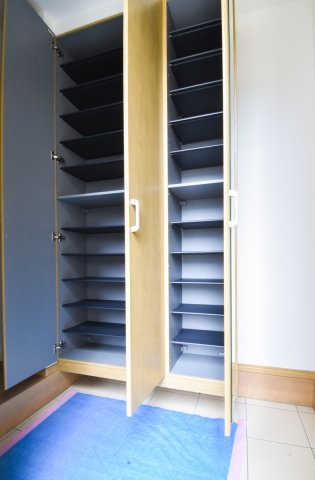 富士見市鶴瀬東２丁目の中古一戸建の玄関|玄関にはシューズボックス付きでたっぷり収納でき、玄関をスッキリ保つことができます。