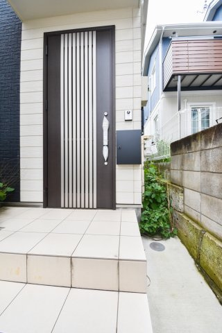 富士見市鶴瀬東２丁目の中古一戸建の外観|TVモニター付きインターホンで訪問者を確認してから会話することができ、安心です。