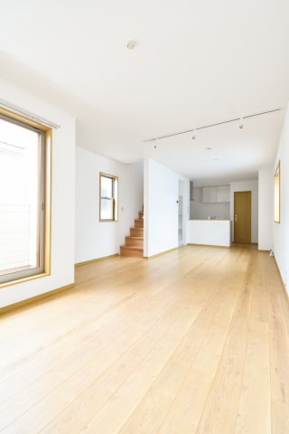 富士見市鶴瀬東２丁目の中古一戸建の居間・リビング|2025年7月撮影　
2階18.37帖の広々LDK、リビングイン階段＆対面キッチン採用で開放感があります。