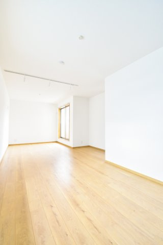 富士見市鶴瀬東２丁目の中古一戸建の居間・リビング|リビング天井にはダクトレールがあり、スポットライトやペンダントライトなど照明で室内をお洒落に演出できます。