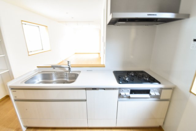 富士見市鶴瀬東２丁目の中古一戸建のキッチン|人気の対面キッチンは、リビングで遊んでいるお子様や、ダイニングで勉強しているお子様をを見守りながらお料理ができます。