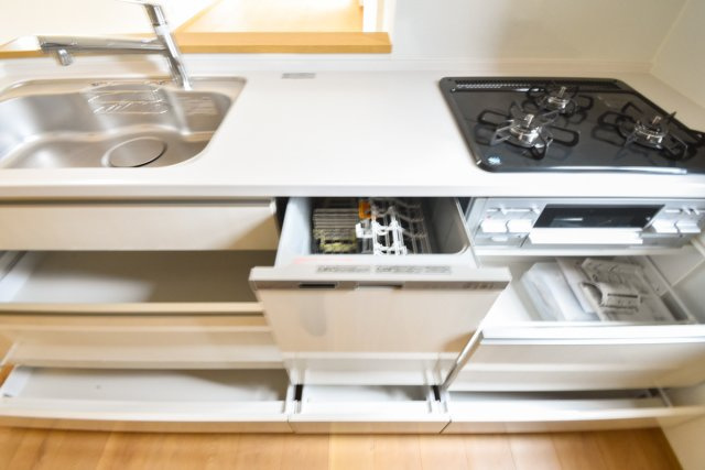 富士見市鶴瀬東２丁目の中古一戸建のキッチン|スマートに収納できるスライドタイプのキッチンキャビネットです。
食洗機付きで洗い物の時間を短縮でき、手荒れも防ぐことができます。