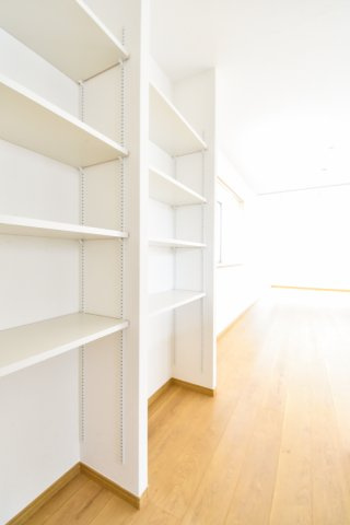 富士見市鶴瀬東２丁目の中古一戸建の収納|キッチン横には稼働棚収納があり、パントリーやリビング収納としてお使いいただけます。