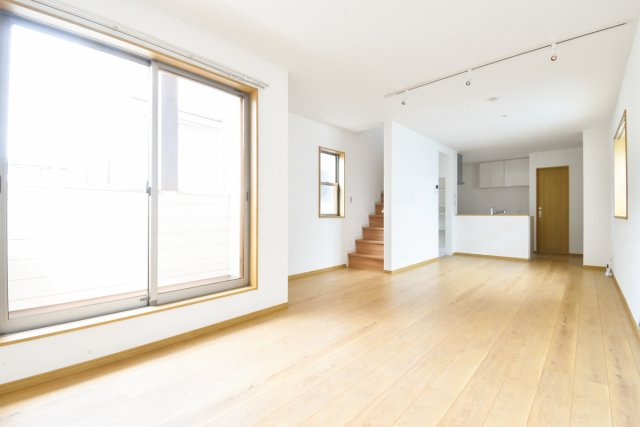 富士見市鶴瀬東２丁目の中古一戸建の居間・リビング|開放感があり明るいリビングは家族みんなでゆったりとくつろげます。