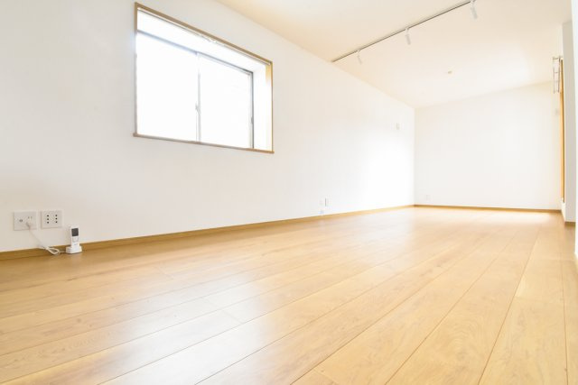 富士見市鶴瀬東２丁目の中古一戸建の居間・リビング|ホワイトの壁紙に優しい色合いのフローリングは、インテリアによってシンプル・ナチュラル・カントリー・北欧・モダンなど様々なスタイルにお部屋をコーディネートできます。