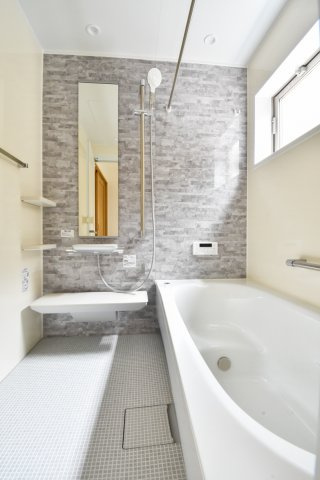 富士見市鶴瀬東２丁目の中古一戸建の浴室|浴室乾燥機つきで雨の日にお洗濯物を乾かせて便利です。