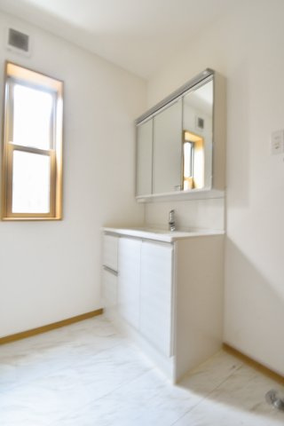 富士見市鶴瀬東２丁目の中古一戸建の洗面所|三面鏡つきの洗面台。ミラーキャビネットになっているので歯ブラシや洗顔、ヘア用品などたっぷり収納できてスッキリとお使いいただけます。