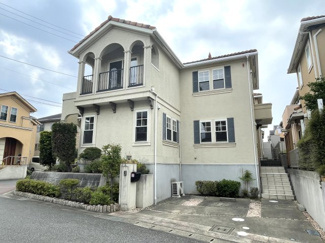 【外観】 | ベージュの外壁で窓もヨーロッパのお家を思わせる感じの美しいお家です！！
