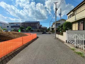 【前面道路含む現地写真】 | 周辺の交通量は少なめですので、お車も落ち着いて駐車が出来ます。