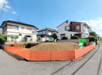 【外観】 | 利便性の高いエリアに位置する2区画。周辺にはスーパーや公園、学校が揃っており、家族にとって理想的な住環境です。