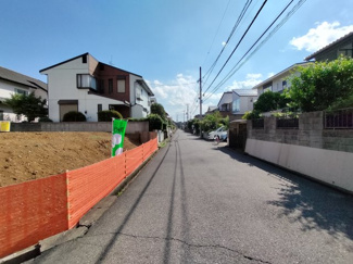 【前面道路含む現地写真】 | 静かで落ち着いた住宅街に位置するこの区画は、リラックスした生活を送りたい方にぴったりです。