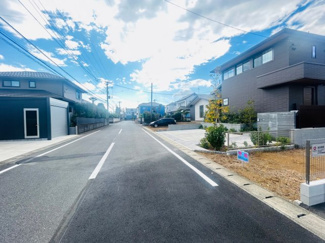【前面道路含む現地写真】 | 全面道路は約7.8ｍの公道になります。
交通量も多くはなくお車の駐車の際などスムーズです。