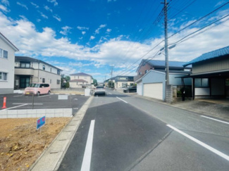 【前面道路含む現地写真】 | 約7.8ｍと広い道路になりますのでお車の出入りなどがしやすいです。